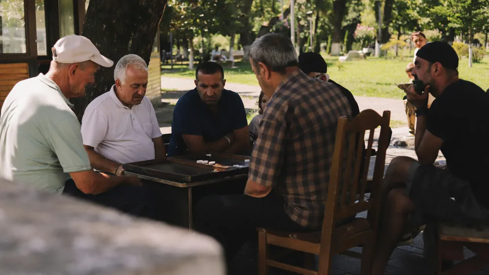 Des hommes âgés jouent ensemble au backgammon dans un parc