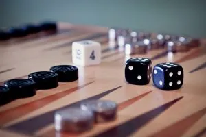 Backgammon Brett mit Würfeln