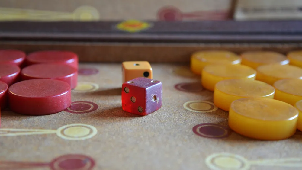 Backgammon-Spielsteine und Würfel in Nahaufnahme