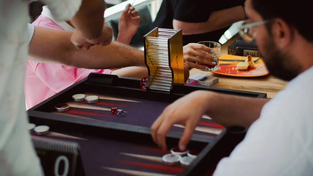 Backgammon-Zug mit Würfelbecher und Dopplungswürfel
