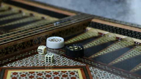 Élégant plateau de backgammon marqueté avec cornets à dés