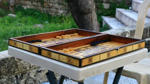 Hölzerner Backgammon-Koffer im Freien aufgeklappt