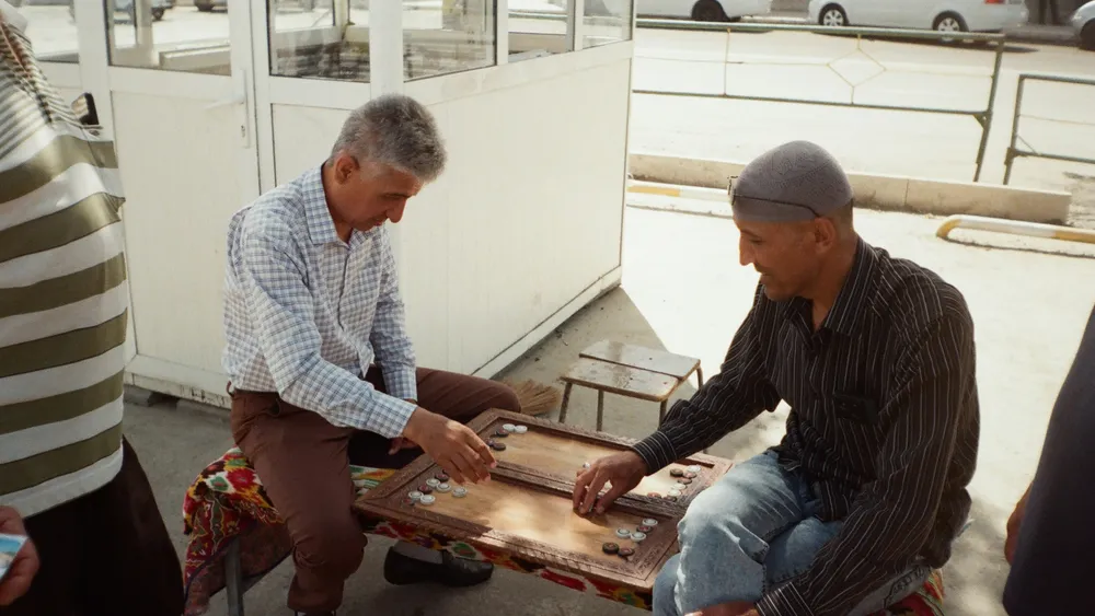 Zwei Männer bei einer ernsthaften Backgammon-Partie